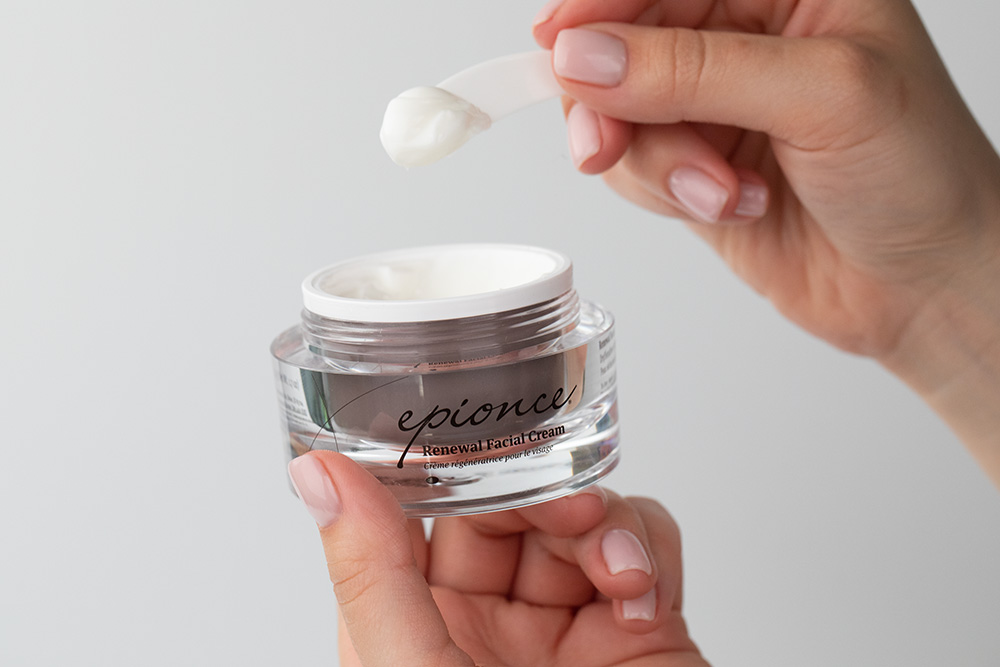 Epionce Renewal Facial ZESTAW Rewitalizujący krem do twarzy 50 g + Rewitalizujący krem pod oczy 15 g + Kosmetyczka 1 szt GRATIS