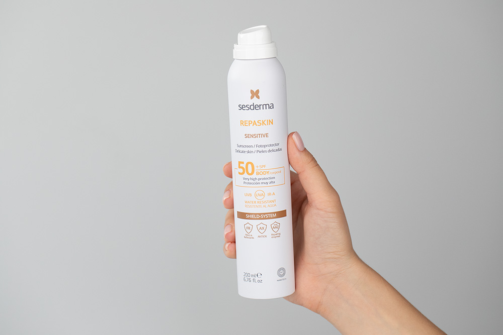 Sesderma Reti Age Cream Anti Aging + Reti Age Eye Contour Gel + Repaskin Aerosol Sensitive SPF 50+ ZESTAW Krem przeciwzmarszczkowy 50 ml + Żel kontur oczu 15 ml + Kosmetyczka 1 szt + Wodoodporny spray z ochroną 200 ml