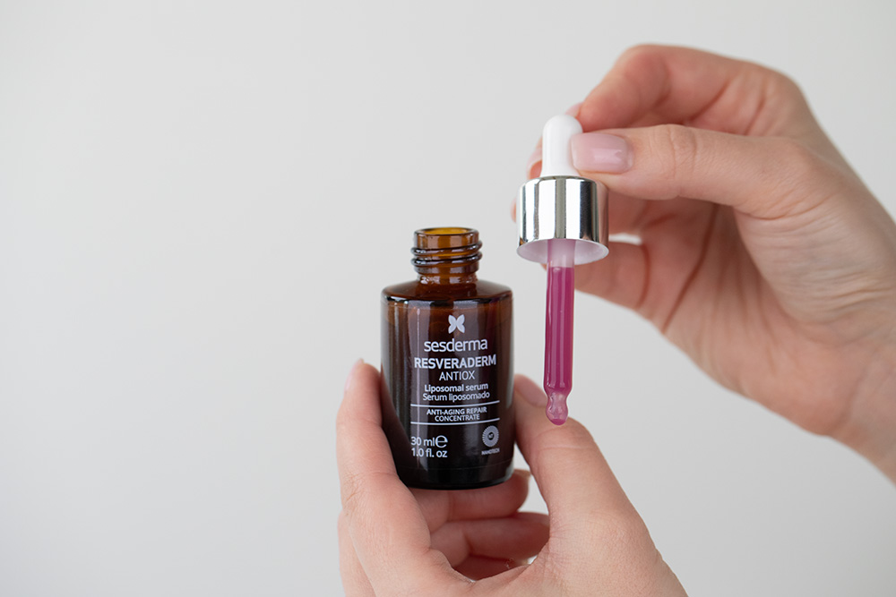 Sesderma Pielęgnacja Przeciwzmarszczkowa ZESTAW Regenerujący krem przeciwstarzeniowy 50 ml + Serum liposomowe 30 ml + Przeciwzmarszczkowy krem pod oczy 15 ml + Kosmetyczka 1 szt