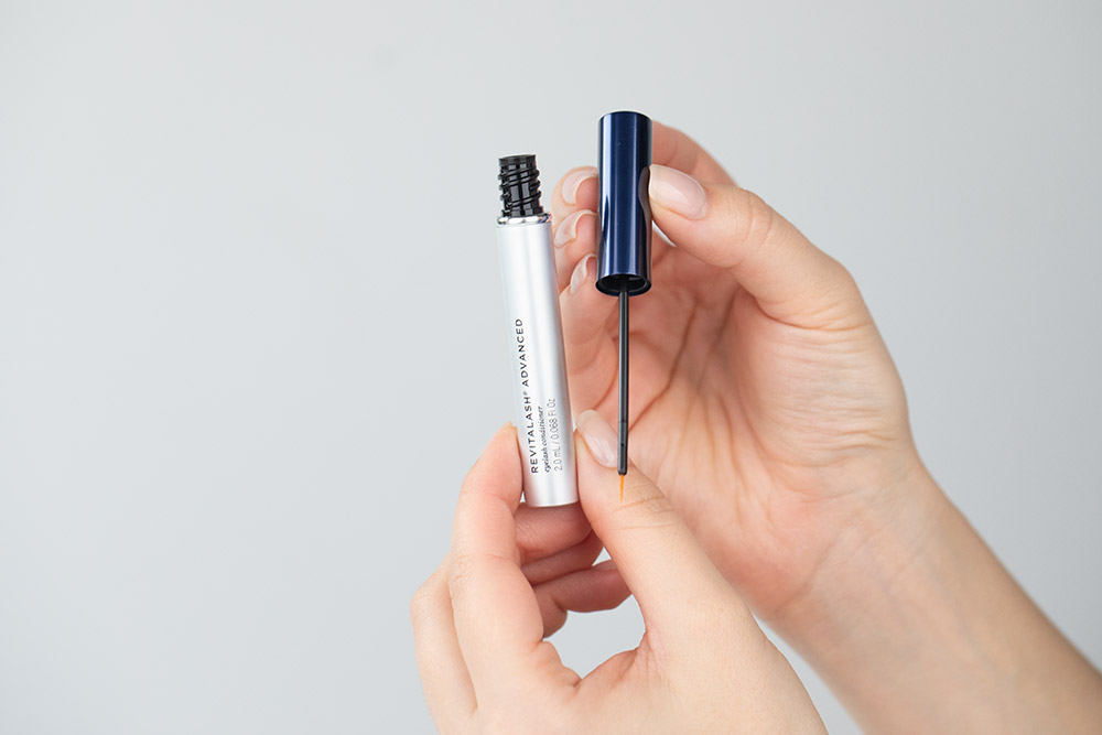 Revitalash Lovely Lash Essentials ZESTAW Odżywka stymulująca wzrost rzęs 2 ml + Niebieski podkład do rzęs 7,4 ml