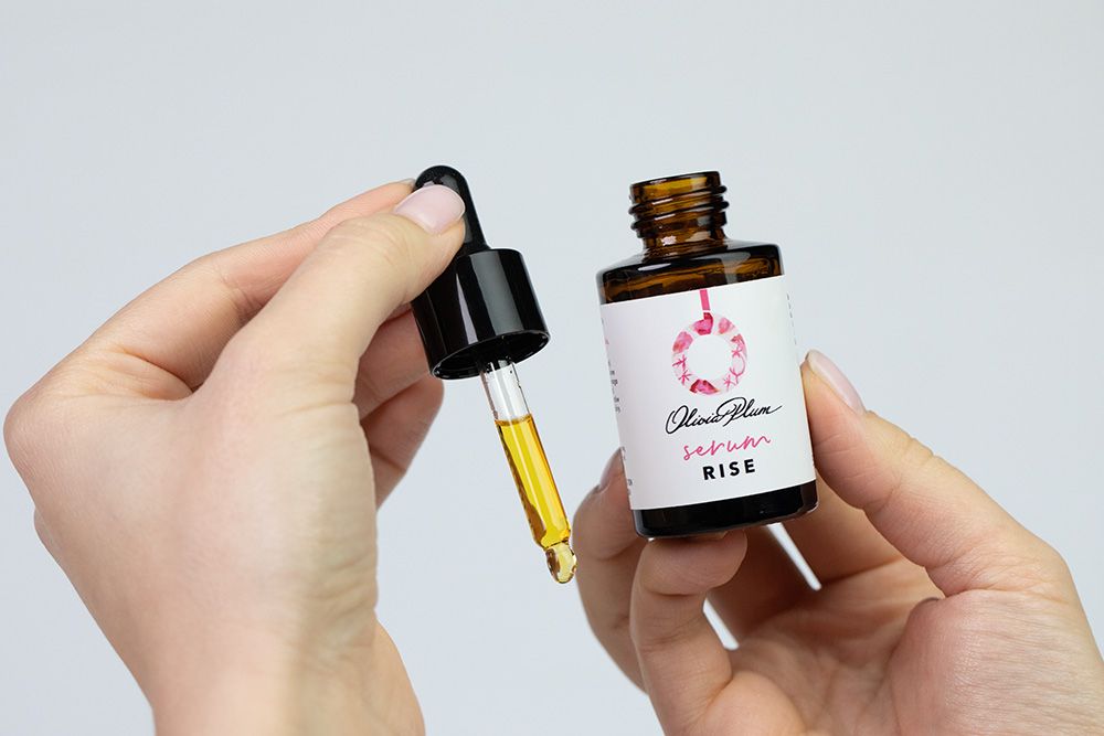 Olivia Plum Illuminating Set ZESTAW Gua Sha z różowego kwarcu 1 szt. + Serum wygładzająco - rozświetlające 30 ml