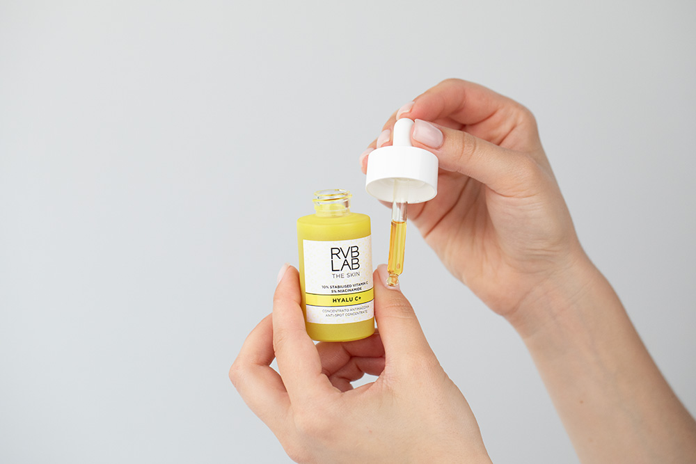 RVB LAB Make Up Pielęgnacja Przeciwstarzeniowo - Regenerująca ZESTAW Silna kuracja przeciwstarzeniowa 30 ml + Bogaty krem z pre-biotykami 50 ml + Kosmetyczka 1 szt