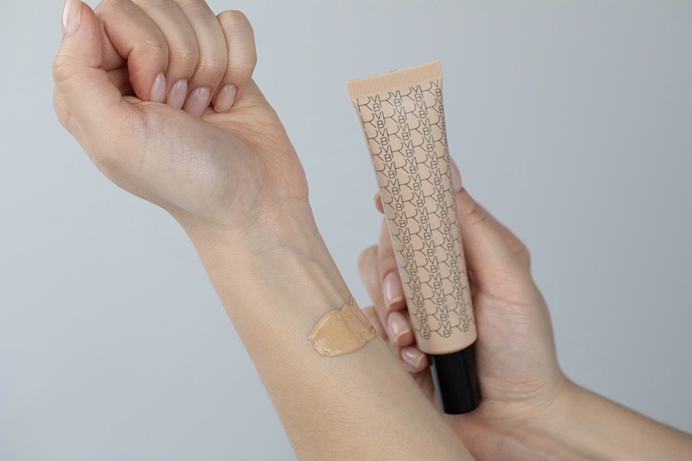 RVB LAB Make Up Hydra Booster + Lip Gloss + Water Resist Mascara ZESTAW Podkład nawilżający (nr 82) 30ml + Błyszczyk (nr 12) 6 ml + Wodoodporny tusz dla wrażliwych oczu 11 ml + Kosmetyczka 1 szt