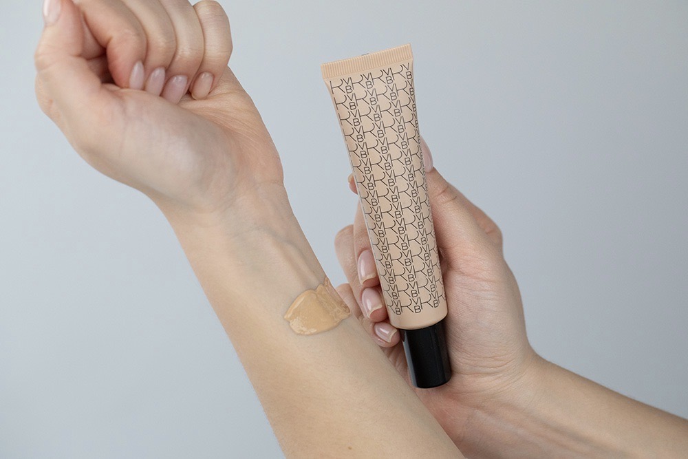 RVB LAB Make Up Hydra Booster + Lip Gloss + Water Resist Mascara ZESTAW Podkład nawilżający (nr 82) 30ml + Błyszczyk (nr 12) 6 ml + Wodoodporny tusz dla wrażliwych oczu 11 ml + Kosmetyczka 1 szt