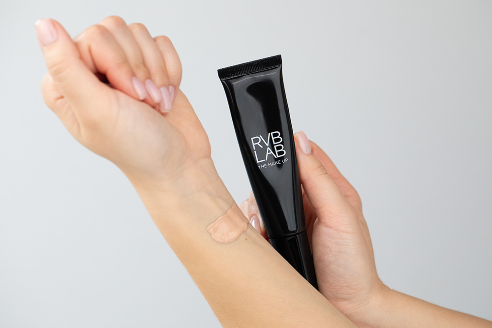 RVB LAB Make Up Illuminating Light Foundation Lekki podkład rozświetlający (nr 32) 30 ml