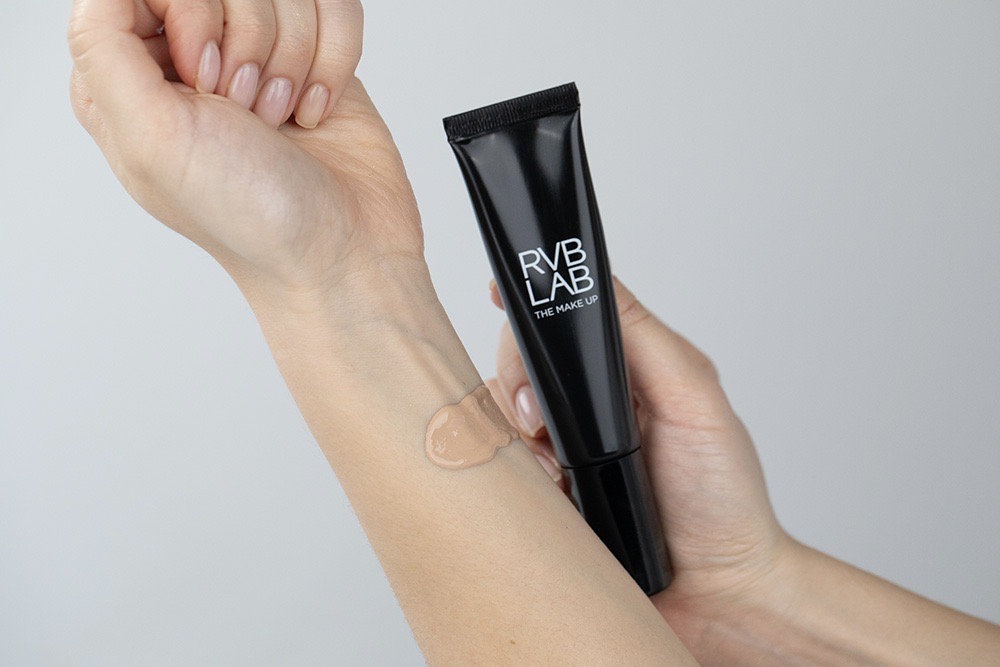 RVB LAB Make Up Illuminating Light Foundation Lekki podkład rozświetlający (nr 33) 30 ml