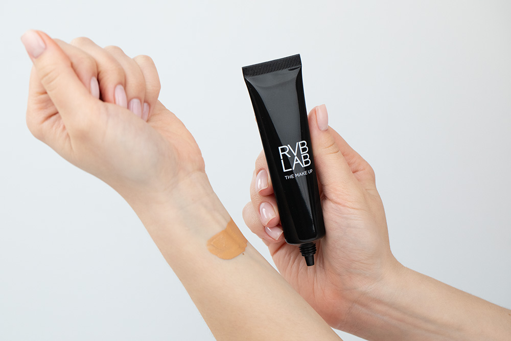 RVB LAB Make Up Illuminating Light Foundation Lekki podkład rozświetlający (nr 34) 30 ml