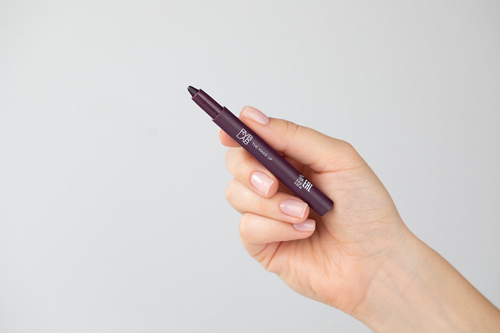 RVB LAB Make Up More Than This Kremowy cień w sztyfcie (nr 64 - Fiolet) 0,8 ml