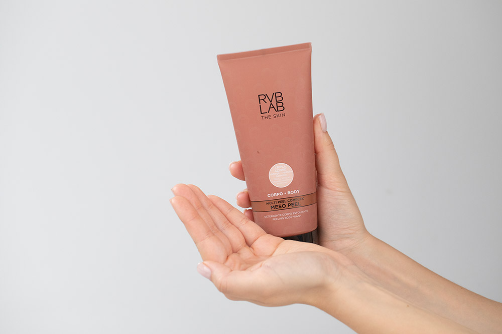 RVB LAB Make Up Peeling Wash Wygładzający żel pod prysznic z kwasami 200 ml