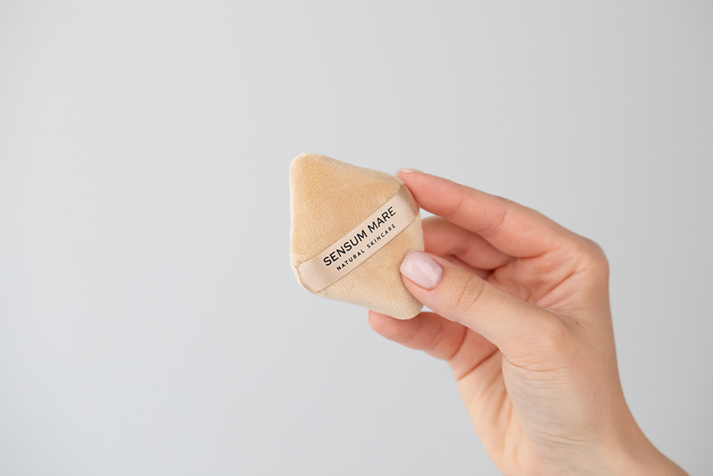 Sensum Mare AlgoTone Matte Sheer Powder Set ZESTAW Transparentny puder sypki (kolor Matte) 10 g + Aksamitnie miękki puszek do pudru 1 szt