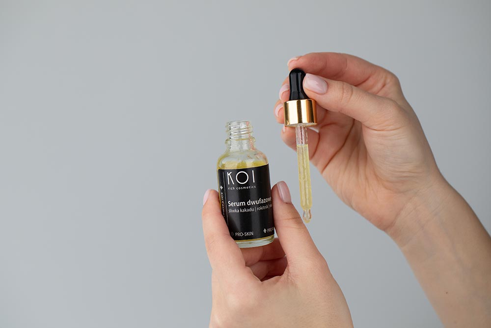 Koi Serum Dwufazowe + Krem Nawilżająco-Wygładzający + Płyn Micelarny ZESTAW Śliwka kakadu, rokitnik, olej z marchwii 30 ml + Kwas hialuronowy, awokado, witamina E 30 ml + Algi, aloes, arnika 100 ml