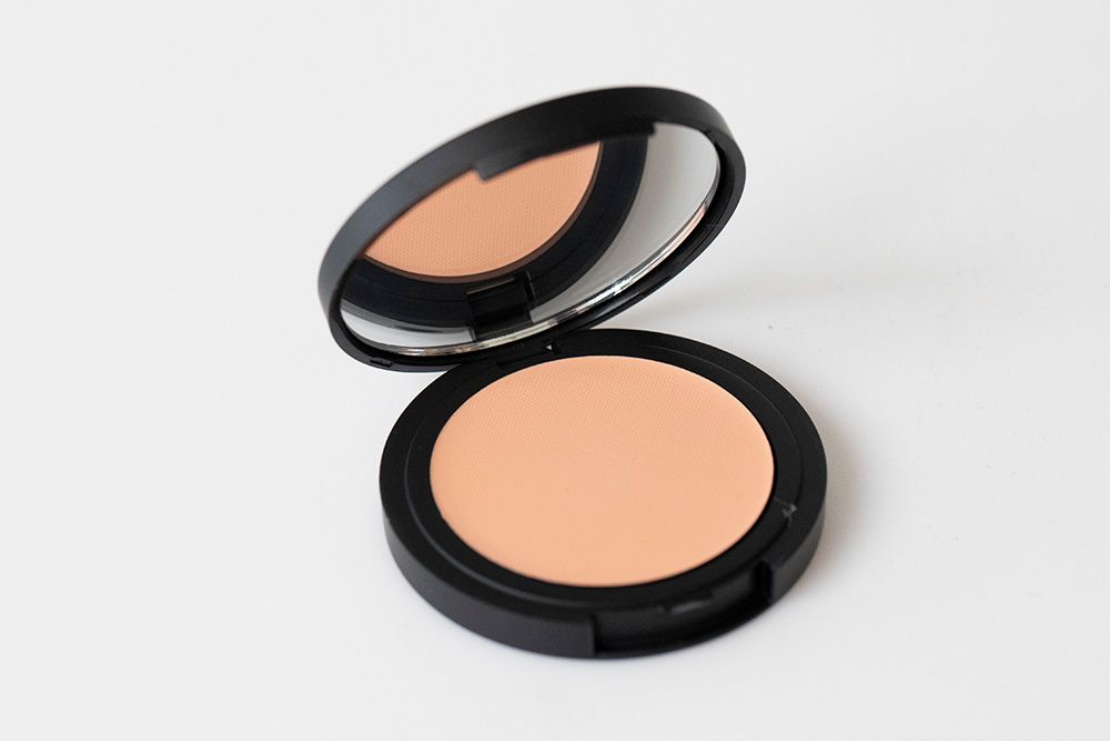 Skeyndor Vitamin C Brightening Compact Concealer Rozświetlający korektor w kompakcie (kolor 03) 4,2 g