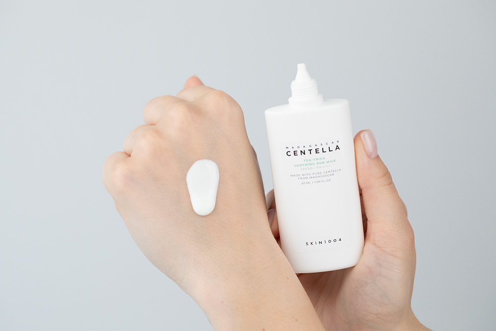 Skin1004 Centella Tea-Trica Soothing Sun Milk SPF 50+ PA++++ Lekki krem z filtrem dla cery trądzikowej 50 ml