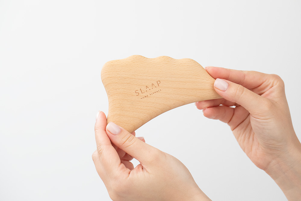 Slaap Beauty Face and Body ZESTAW Wielorazowe płatki pod oczy 2 szt + Płyta Gua Sha do ciała 1 szt + Szczotka do masażu biustu, szyi i dekoltu 1 szt