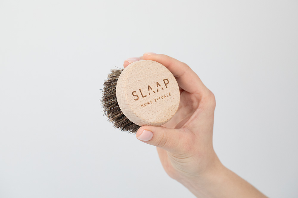 Slaap Snooze and Smooth ZESTAW Wielorazowe płatki pod oczy 2 szt + Płytka do ciała 1 szt + Szczotka do masażu 1 szt + kosmetyczka 1 szt