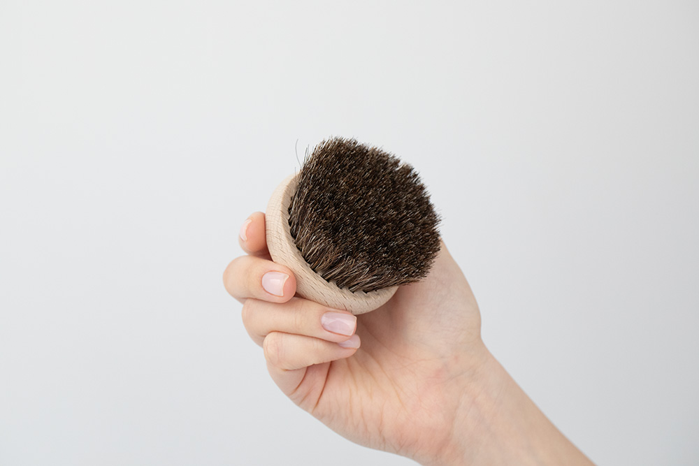 Slaap Snooze and Smooth ZESTAW Wielorazowe płatki pod oczy 2 szt + Płytka do ciała 1 szt + Szczotka do masażu 1 szt + kosmetyczka 1 szt