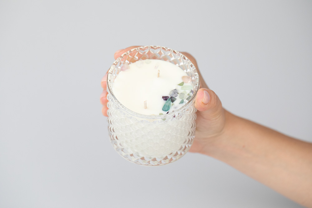 Soul Story Soul Sister Crystals Candle Świeca sojowa z kamieniami fluorytu - zapach bergamotki, mandarynki i liści pomarańczy 230 ml