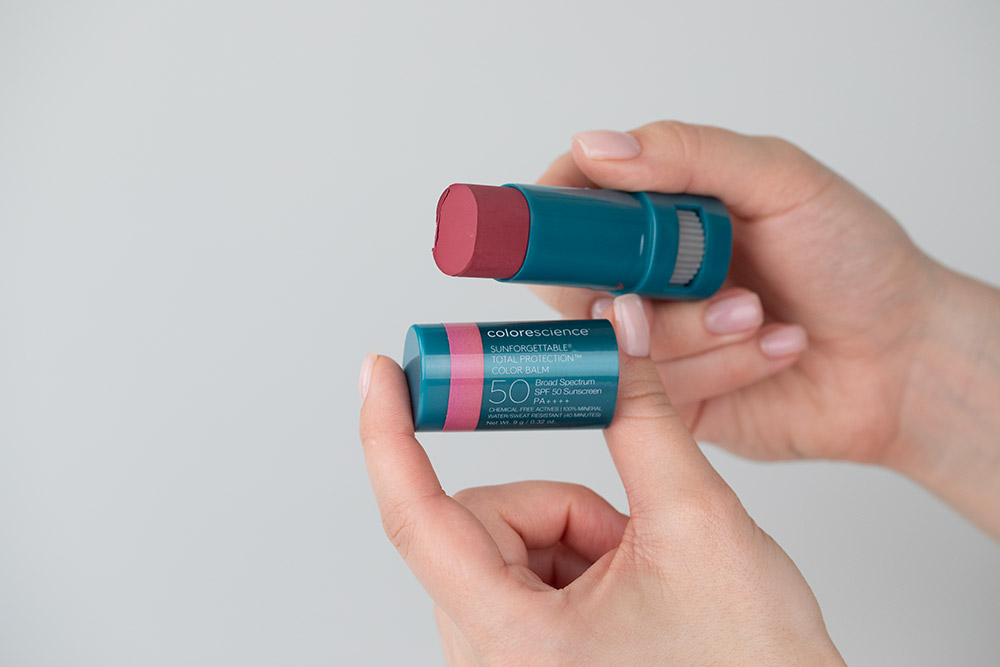 Colorescience Face Shield Flex SPF 50 + Sunforgettable Total Protection Color Balm SPF 50 ZESTAW Minerały w emulsji do twarzy (kolor Fair) 55 ml + Balsam do ust oraz policzków (kolor Berry) 9 g