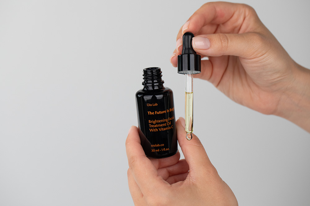 Oio Lab The Future Is Bright + 7 Moments ZESTAW Kuracja rozjaśniająca z witaminą C do twarzy 30 ml + Botaniczna kuracja wygładzająca 30 ml