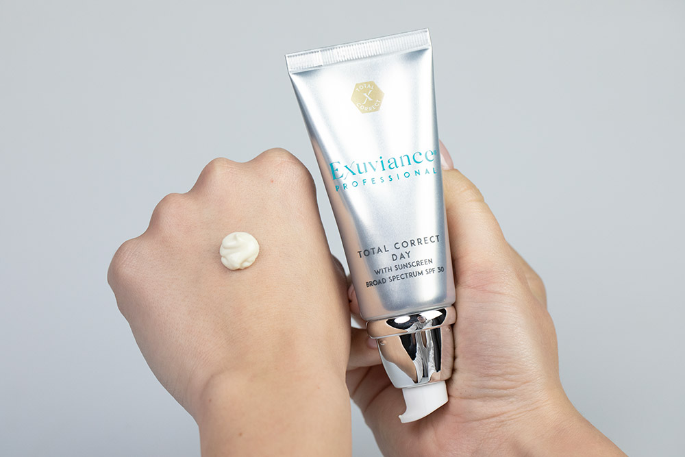 Exuviance Total Correct Perfect Day ZESTAW Pianka oczyszczająca 125 ml + Przeciwzmarszczkowy krem na dzień z SPF 30 50 g + Kosmetyczka 1 szt