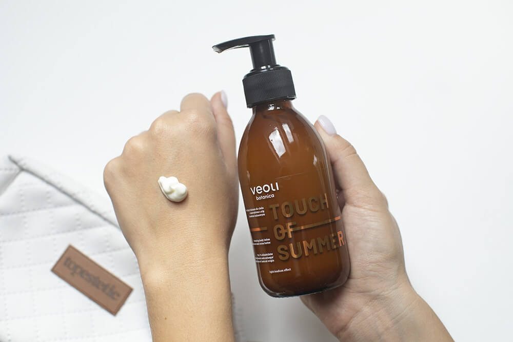 Veoli Botanica Catch The Sun + Touch Of Summer ZESTAW Brązujące kropelki do twarzy, szyi i dekoltu 30 ml + Brązujący balsam do ciała z ekstraktem z alg i masłem kakaowym 195 ml