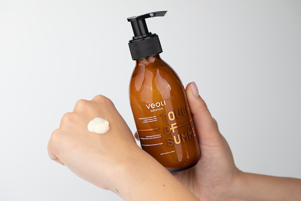 Veoli Botanica Catch The Sun + Touch Of Summer ZESTAW Brązujące kropelki do twarzy, szyi i dekoltu 30 ml + Brązujący balsam do ciała z ekstraktem z alg i masłem kakaowym 195 ml