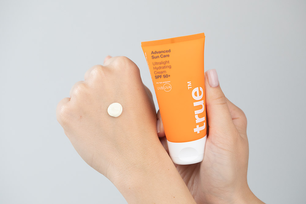 True Face Wash + Cream SPF 50+ + Shower Gel ZESTAW Żel do mycia twarzy 100 ml + Krem SPF 50+ 50 ml + Żel pod prysznic 3w1 250 ml + Kosmetyczka 1 szt