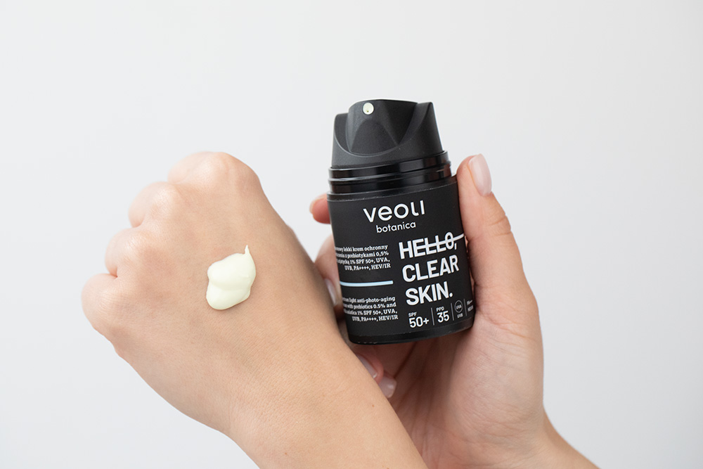 Veoli Botanica Hello, Clear Skin SPF 50+ PA++++, HEV/IR Szerokopasmowy lekki krem ochronny UVA, UVB, HEV/IR 50 ml