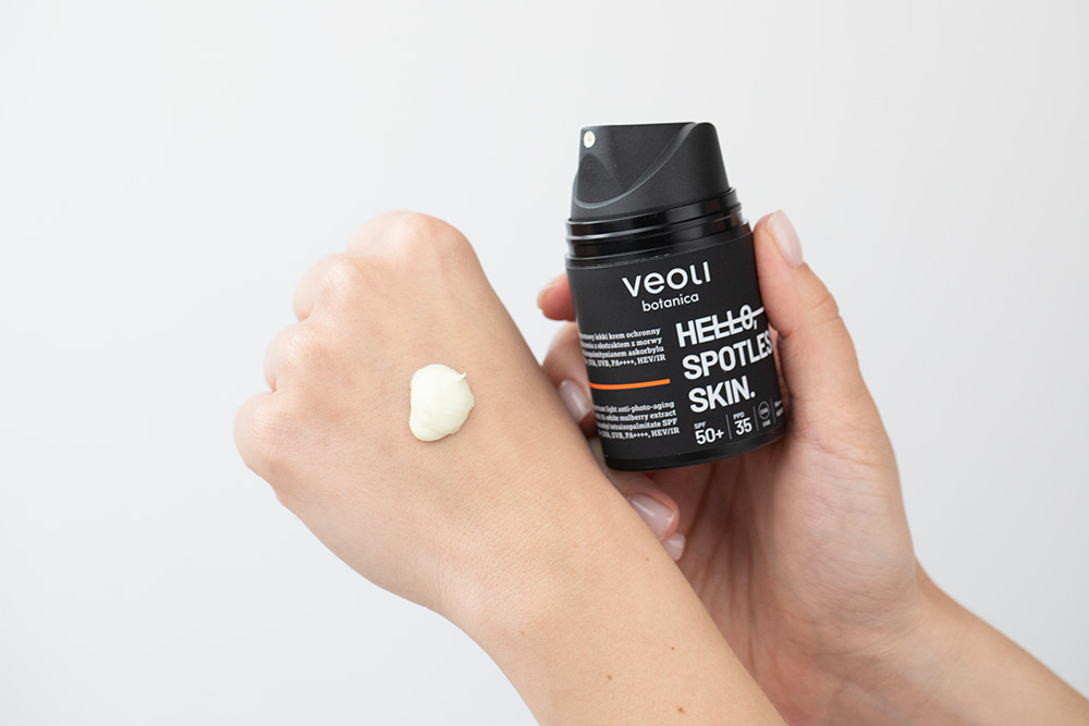 Veoli Botanica Hello, Spotless Skin SPF 50+ PA++++, HEV/IR Szerokopasmowy lekki krem ochronny UVA, UVB, HEV/IR 50 ml