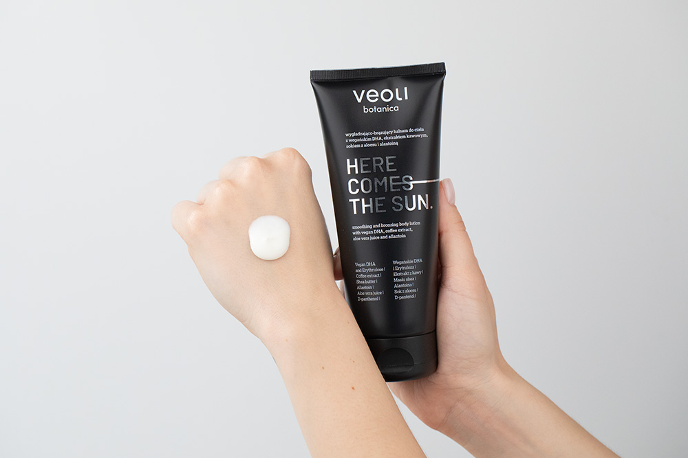 Veoli Botanica Here Comes the Sun Wygładzająco-brązujący balsam do ciała z wegańskim DHA, ekstraktem kawowym, sokiem z aloesu i pantenolem 200 ml