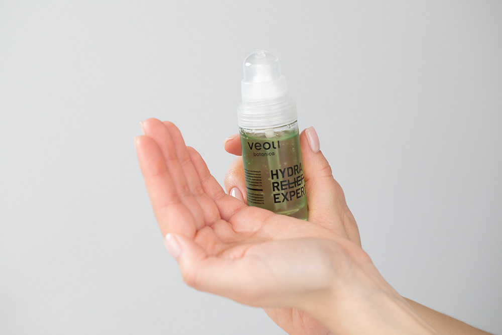 Veoli Botanica Hydra Relief Expert Nawadniajaco-wyciszające multi-molekularne serum do twarzy 30 ml