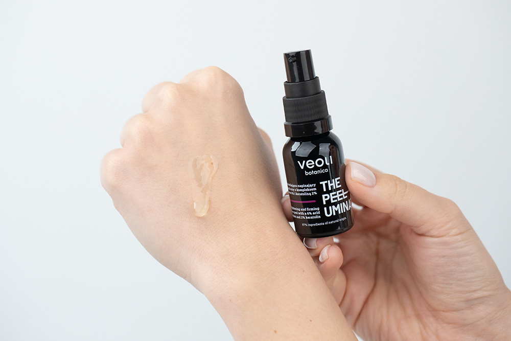 Veoli Botanica The Peeluminator Rozświetlająco-napinający peeling pod oczy 15 ml