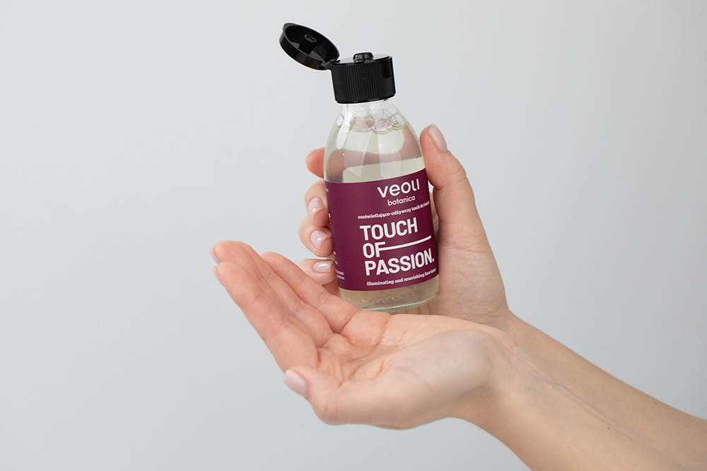 Veoli Botanica Touch of Passion Rozświetlająco-odżywczy tonik do twarzy 150 ml