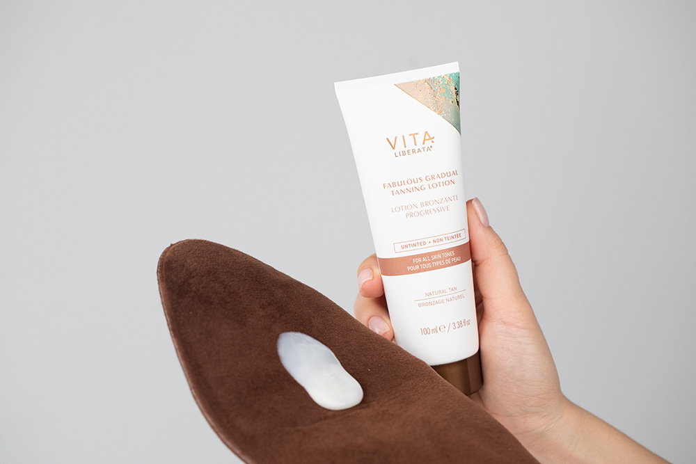 Vita Liberata Fabulous Gradual Tanning Lotion + Dual Sided Luxury Velvet Tanning Mitt ZESTAW Balsam do ciała stopniowo samoopalający 200 ml (kolor medium) + Dwustronna rękawica do aplikacji 1 szt