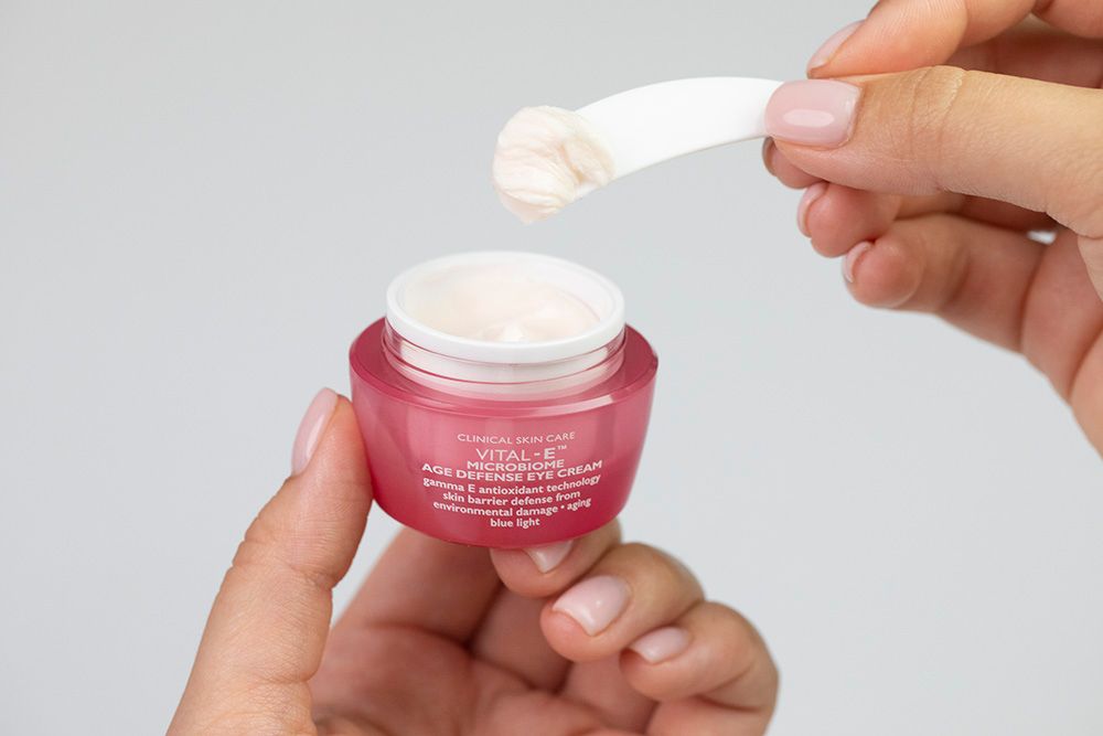 Peter Thomas Roth Vital E Microbiome Age Defense Eye Cream Głęboko odżywczy krem przeciwstarzeniowy pod oczy 15 ml