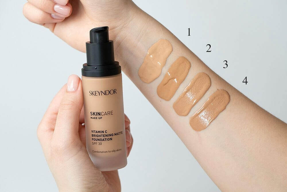 Skeyndor Vitamin C Brightening Matte Rozświetlający podkład matujący z wit. C (kolor 02) 30 ml