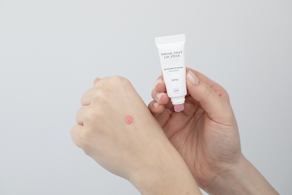 Whose That Lip Stick Protector SPF 50 + Concentrate + Massager ZESTAW Ochronny balsam do ust SPF 50 10 ml + Serum przeciwzmarszczkowe do ust i konturu ust 13 ml + Dwustronny masażer do ust 1 szt