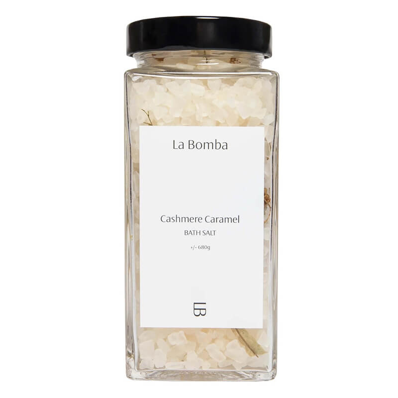 La Bomba Cashmere Caramel Sól do kąpieli o zapachu zmysłowego kaszmiru i ciepłego karmelu 680 g