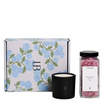 La Bomba Mothers Day 2 ZESTAW Świeca o zapachu drzewa sandałowego, cedru, fiołka i kardamonu 230 g + Sól do kąpieli o zapachu fuksji i werbeny 580 g