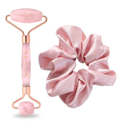 Slaap Slaap Rose Quartz + Scrunchie Rose ZESTAW Roller do masażu twarzy z różowego kwarcu 1 szt. + Jedwabna gumka do włosów - różowa 1 szt